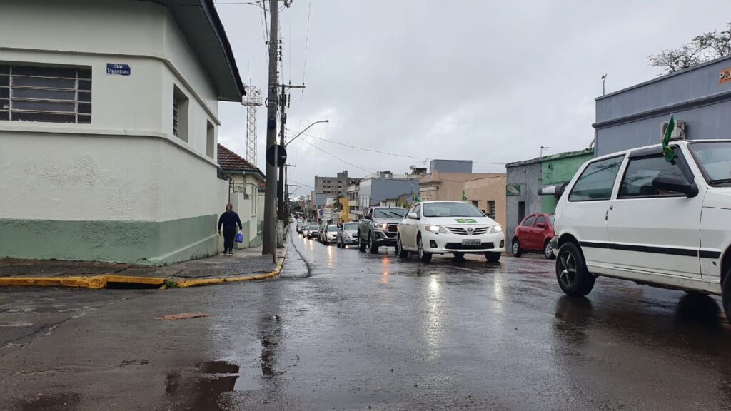 Bolsonaristas tomam às ruas da cidade em meio a muita chuva