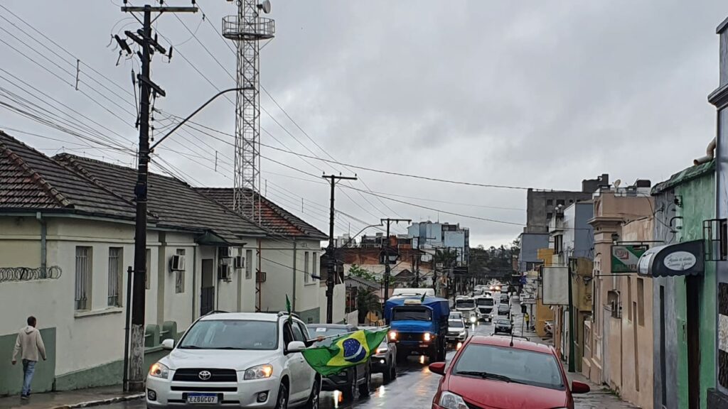 Bolsonaristas tomam às ruas da cidade em meio a muita chuva