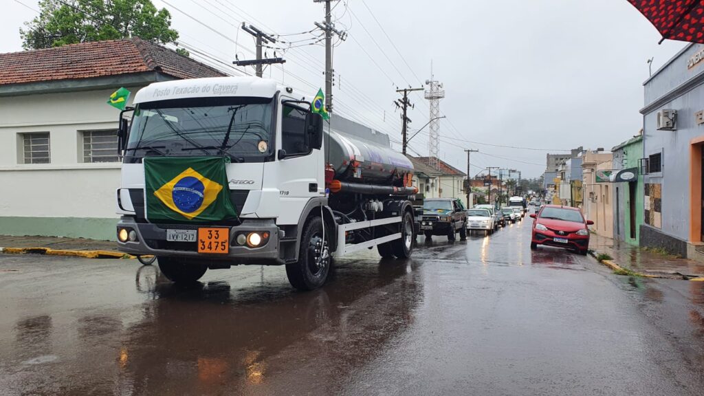 Bolsonaristas tomam às ruas da cidade em meio a muita chuva