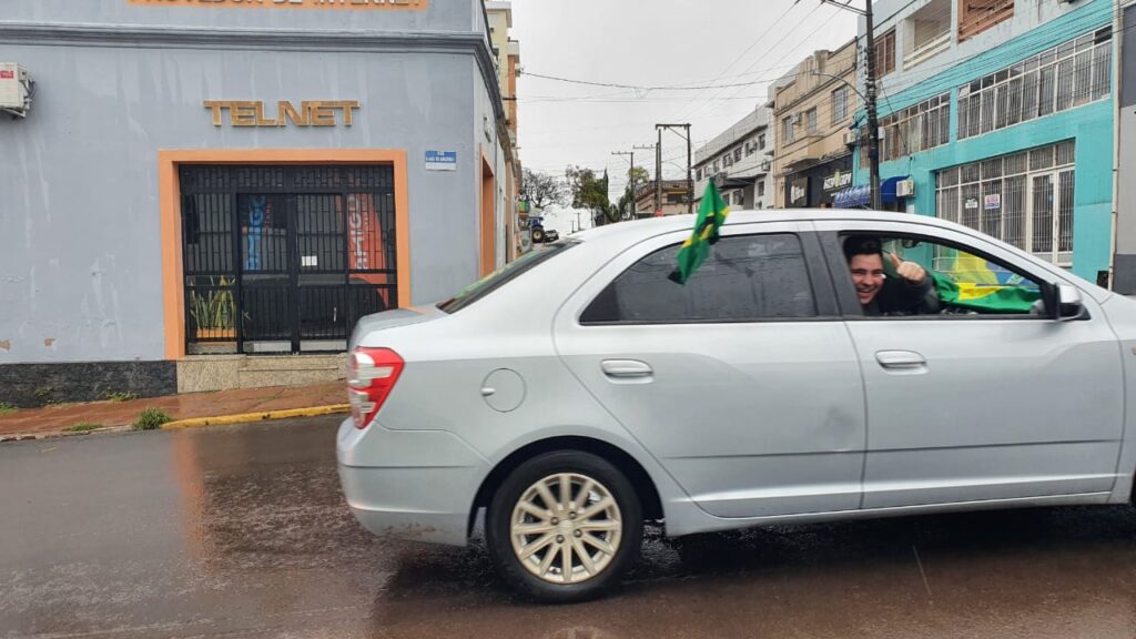 Bolsonaristas tomam às ruas da cidade em meio a muita chuva