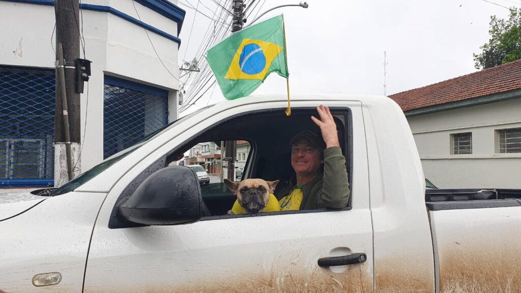 Bolsonaristas tomam às ruas da cidade em meio a muita chuva