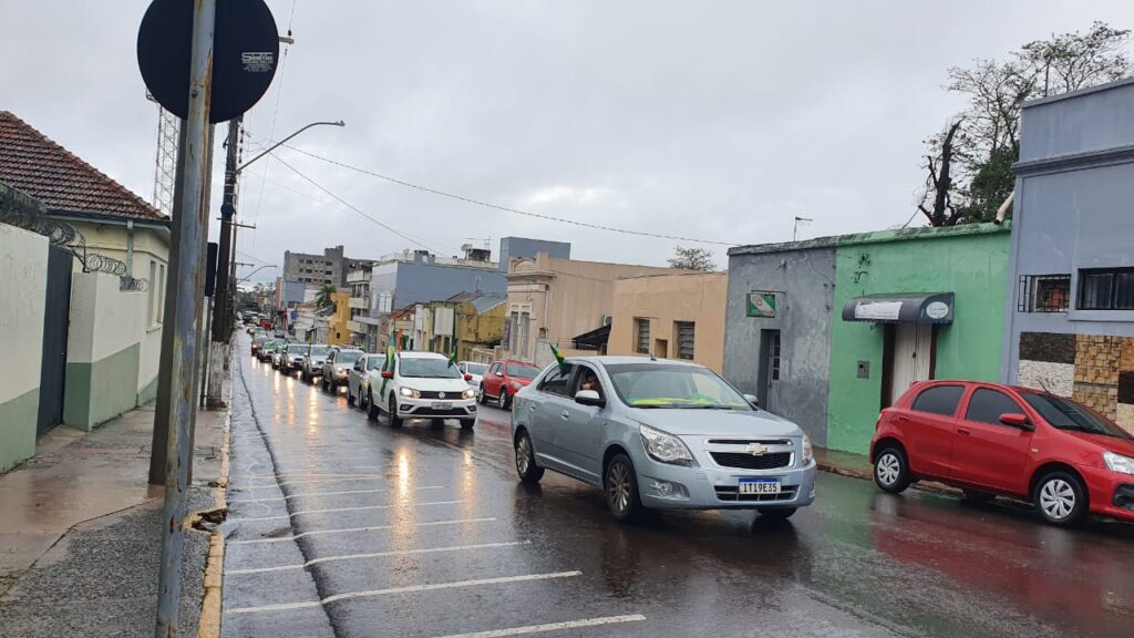 Bolsonaristas tomam às ruas da cidade em meio a muita chuva