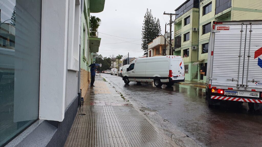 Bolsonaristas tomam às ruas da cidade em meio a muita chuva