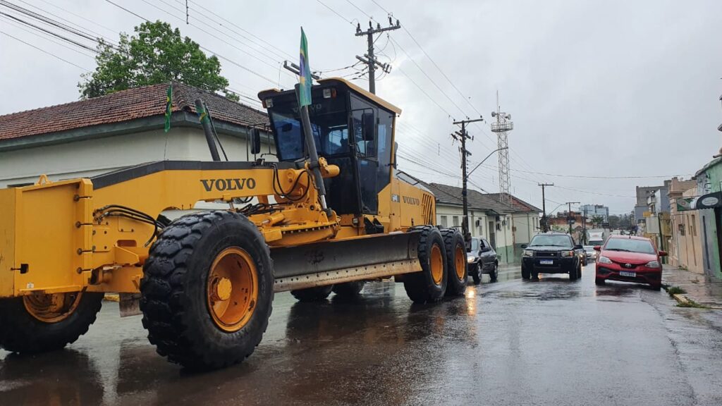 Bolsonaristas tomam às ruas da cidade em meio a muita chuva