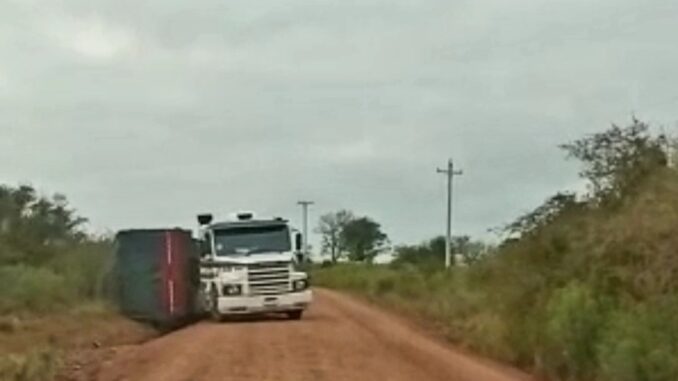 Carreta em estrada do interior de Alegrete Carreta em estrada do interior de Alegrete