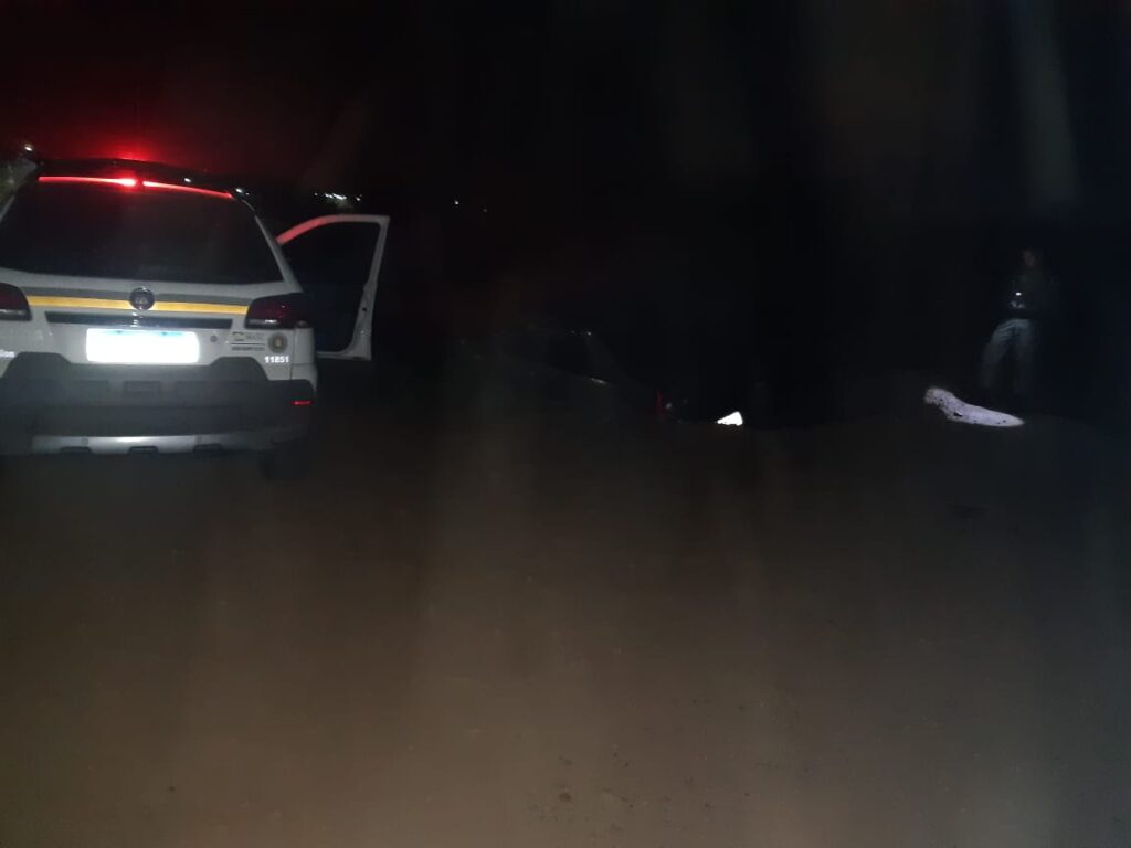 Carro cai em vala e motorista sofre ferimentos