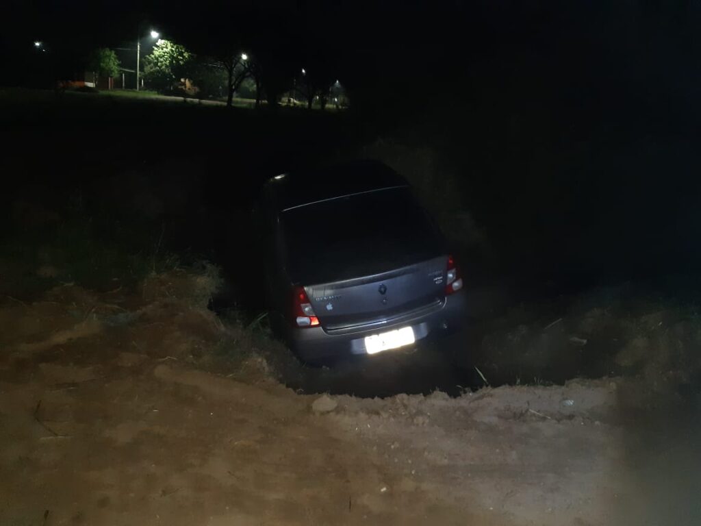 Carro cai em vala e motorista sofre ferimentos