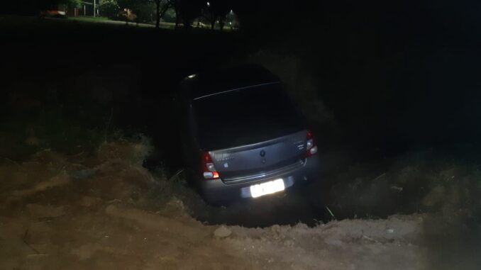 Carro cai em vala e motorista sofre ferimentos Carro cai em vala e motorista sofre ferimentos