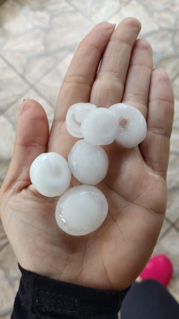 Chuva com granizo branqueou os campos em propriedade no Durasnal