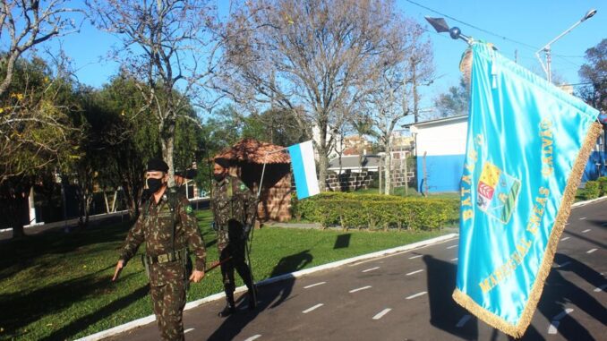 General foi recepcionado pela guarda de honra General foi recepcionado pela guarda de honra