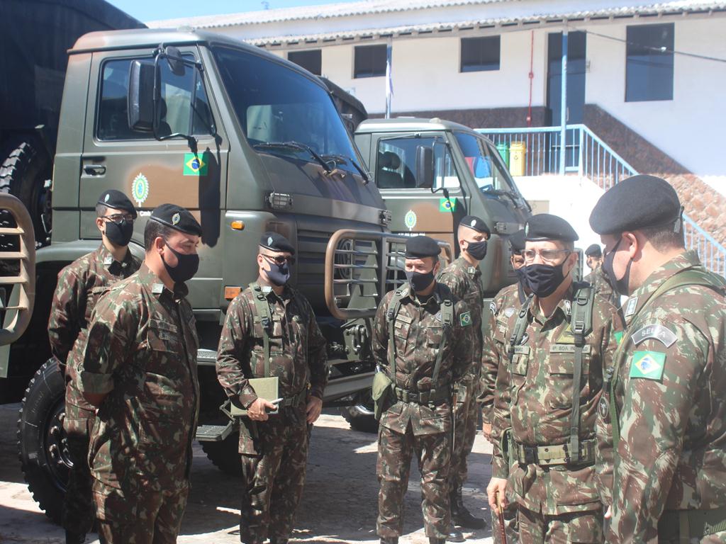 Material da unidade militar foi apresentado ao General Ribeiro
