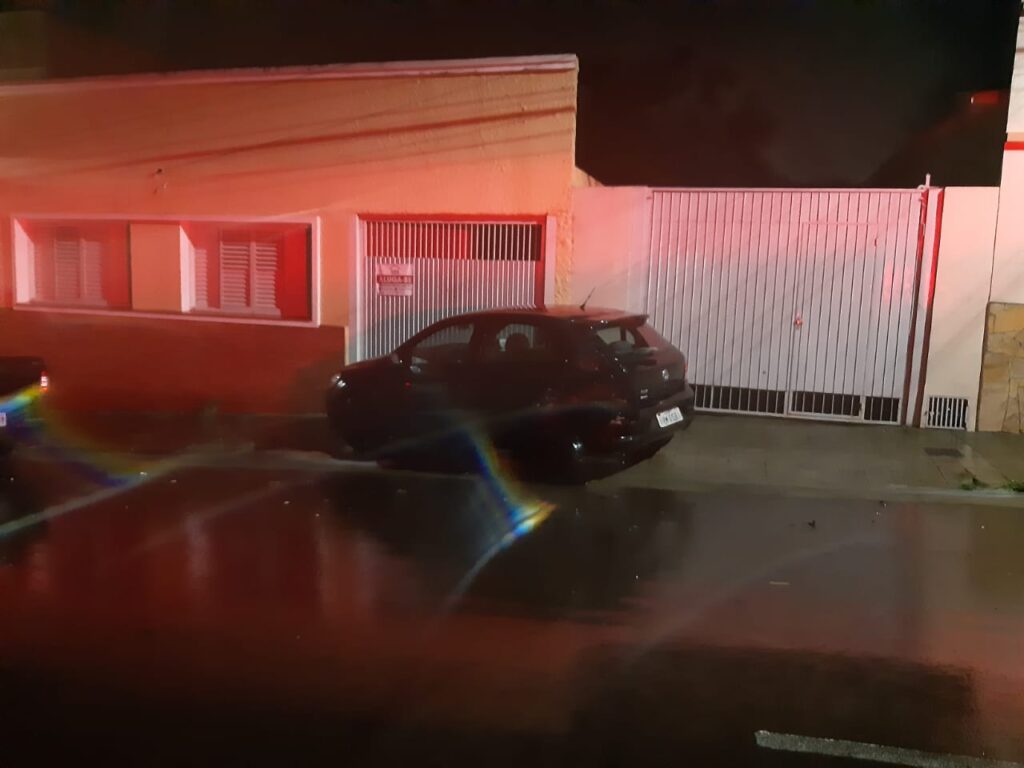Condutor bate em Gol estacionado no Centro