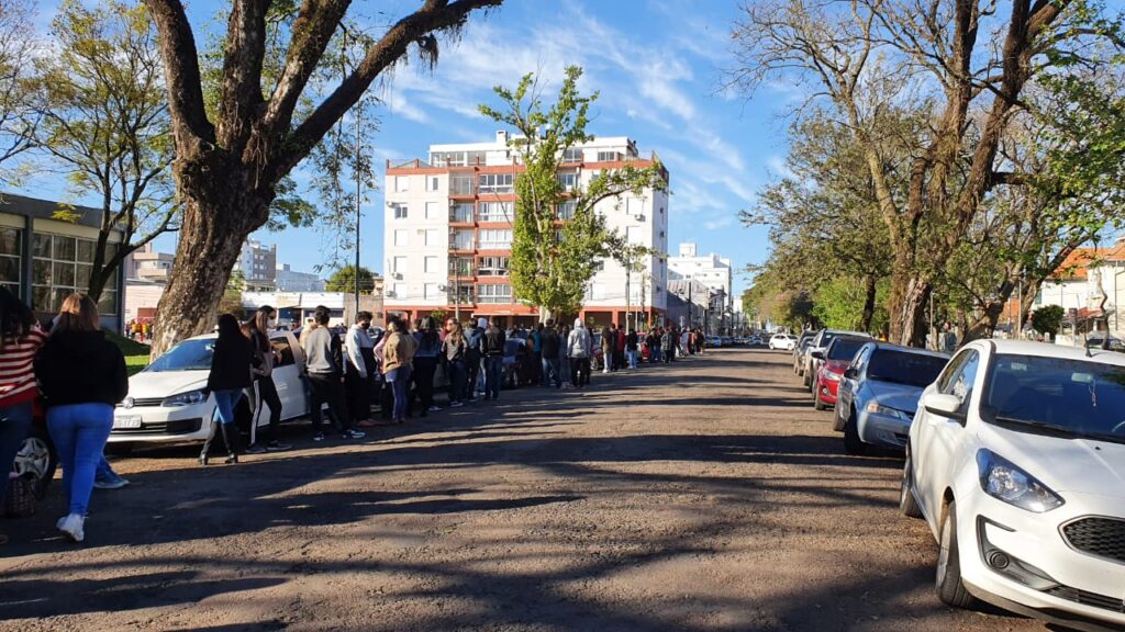 Extensa fila marca vacinação de adolescentes em Alegrete