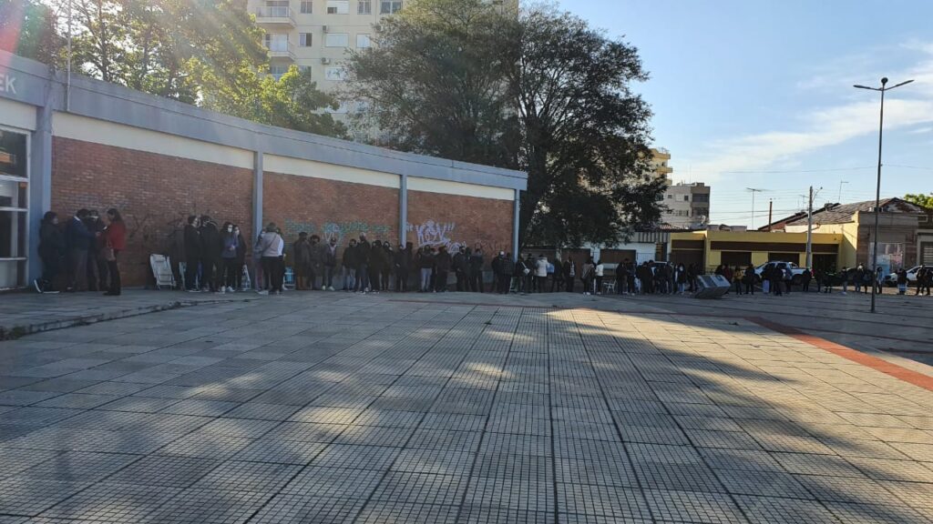 Extensa fila marca vacinação de adolescentes em Alegrete