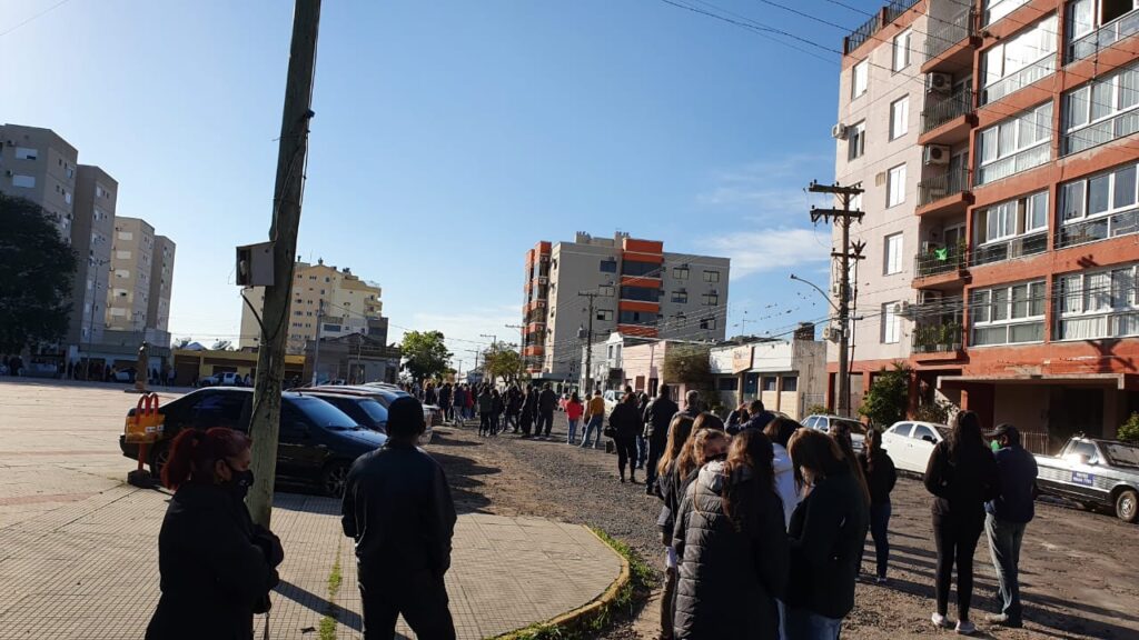Extensa fila marca vacinação de adolescentes em Alegrete