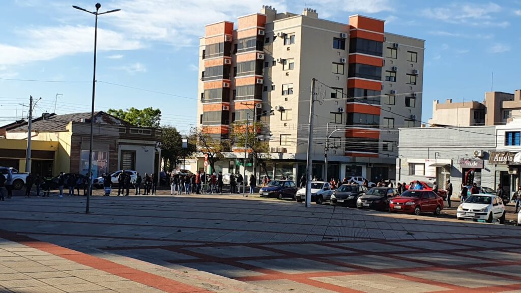 Extensa fila marca vacinação de adolescentes em Alegrete