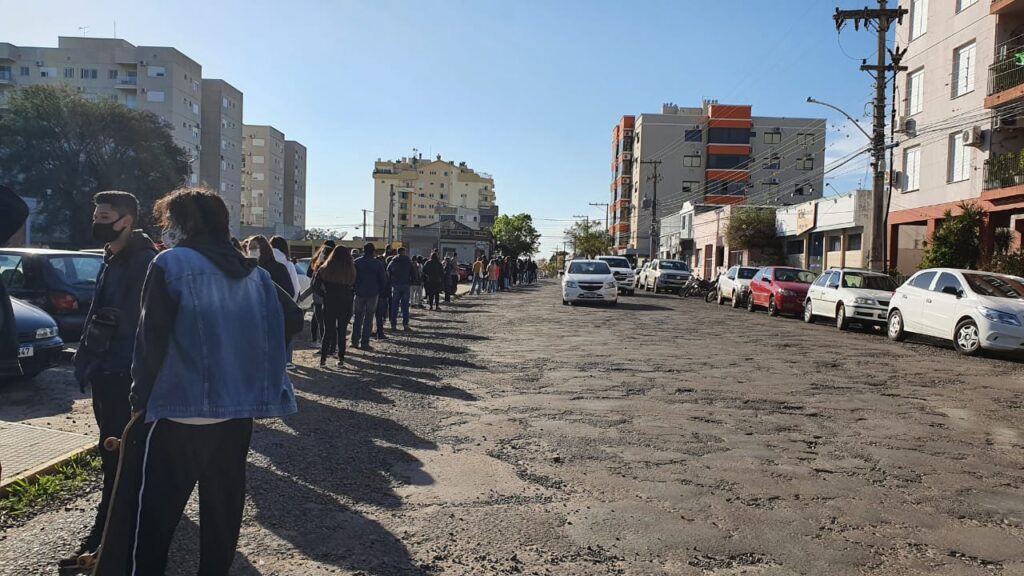 Extensa fila marca vacinação de adolescentes em Alegrete