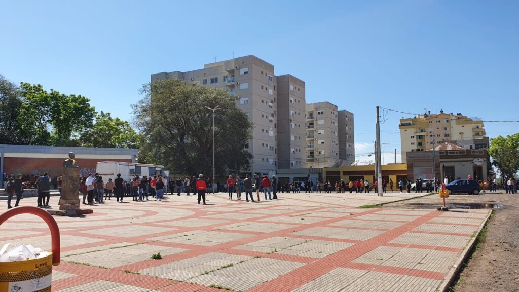 Extensa fila marca vacinação de adolescentes em Alegrete