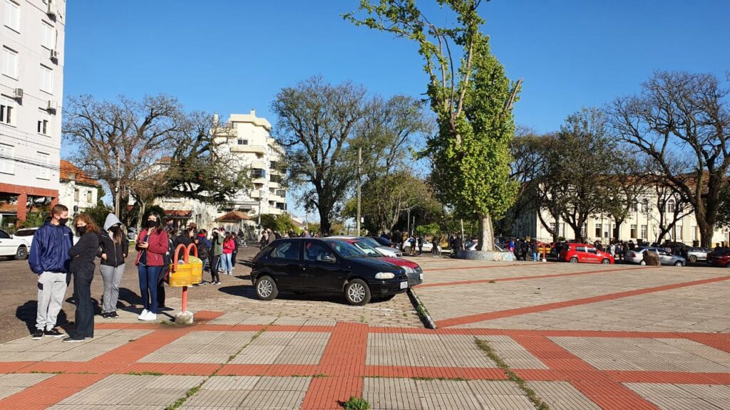 Extensa fila marca vacinação de adolescentes em Alegrete