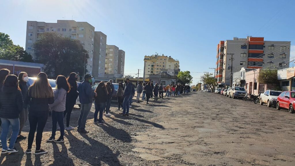 Extensa fila marca vacinação de adolescentes em Alegrete