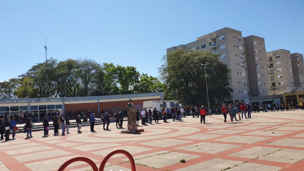 Extensa fila marca vacinação de adolescentes em Alegrete