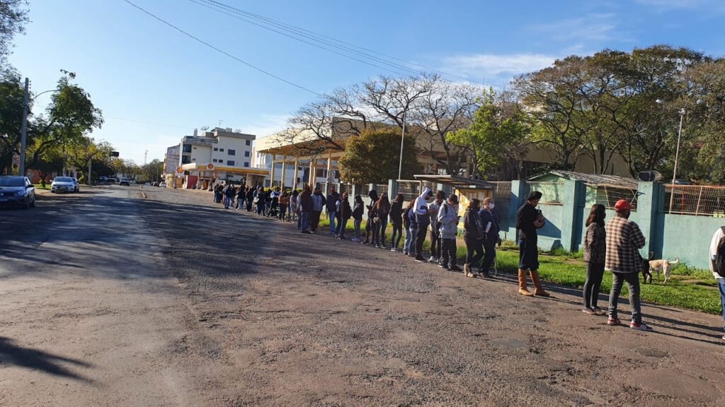 Extensa fila marca vacinação de adolescentes em Alegrete