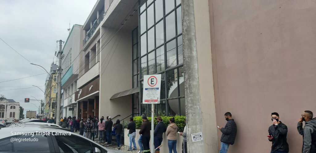 Fila no SINE em Alegrete