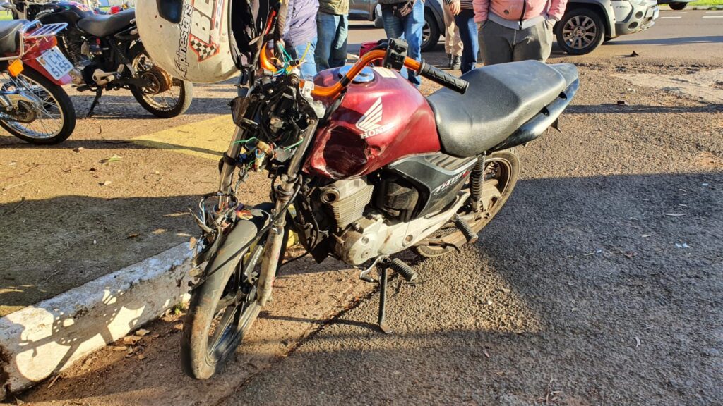 Grave acidente entre Honda e Strada na Avenida Tiaraju