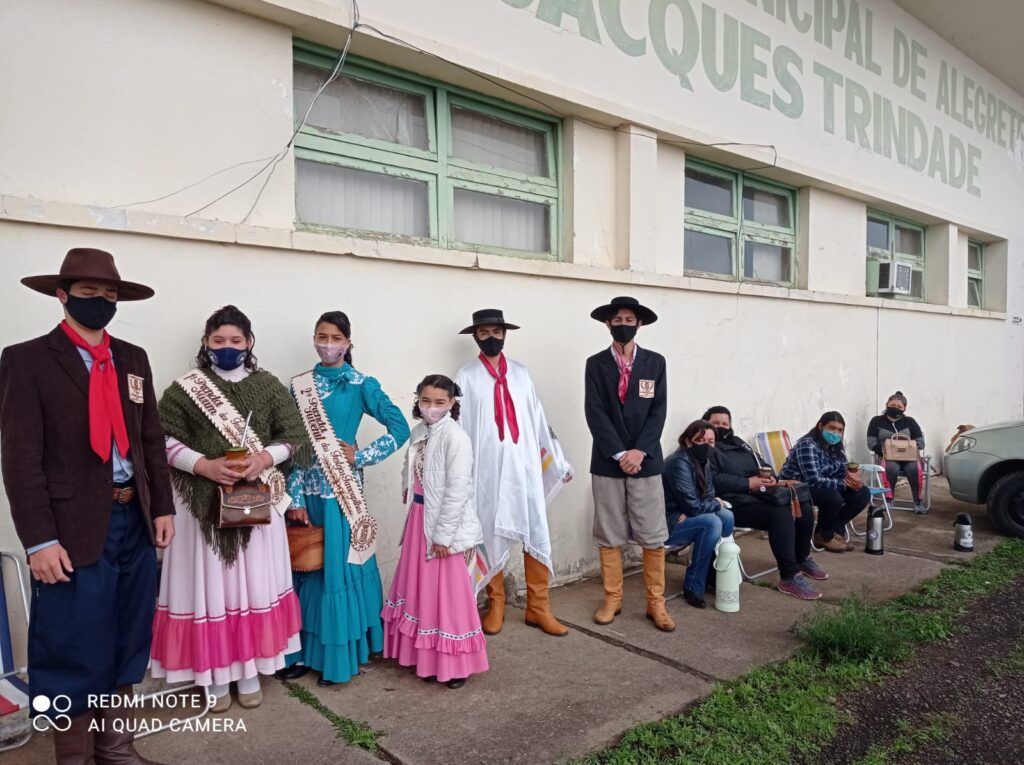 Escolha dos peões e prendas mais bem pilchados a cavalo 2021