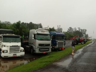 Caminhoneiros fazem manifesto na BR 290