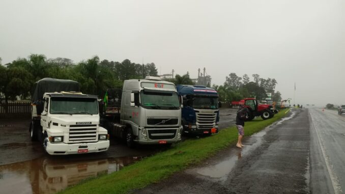 Caminhoneiros fazem manifesto na BR 290 Caminhoneiros fazem manifesto na BR 290