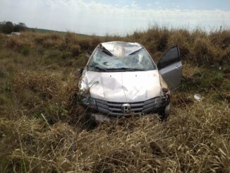 Honda com cinco tripulantes capota na BR 290, em Alegrete