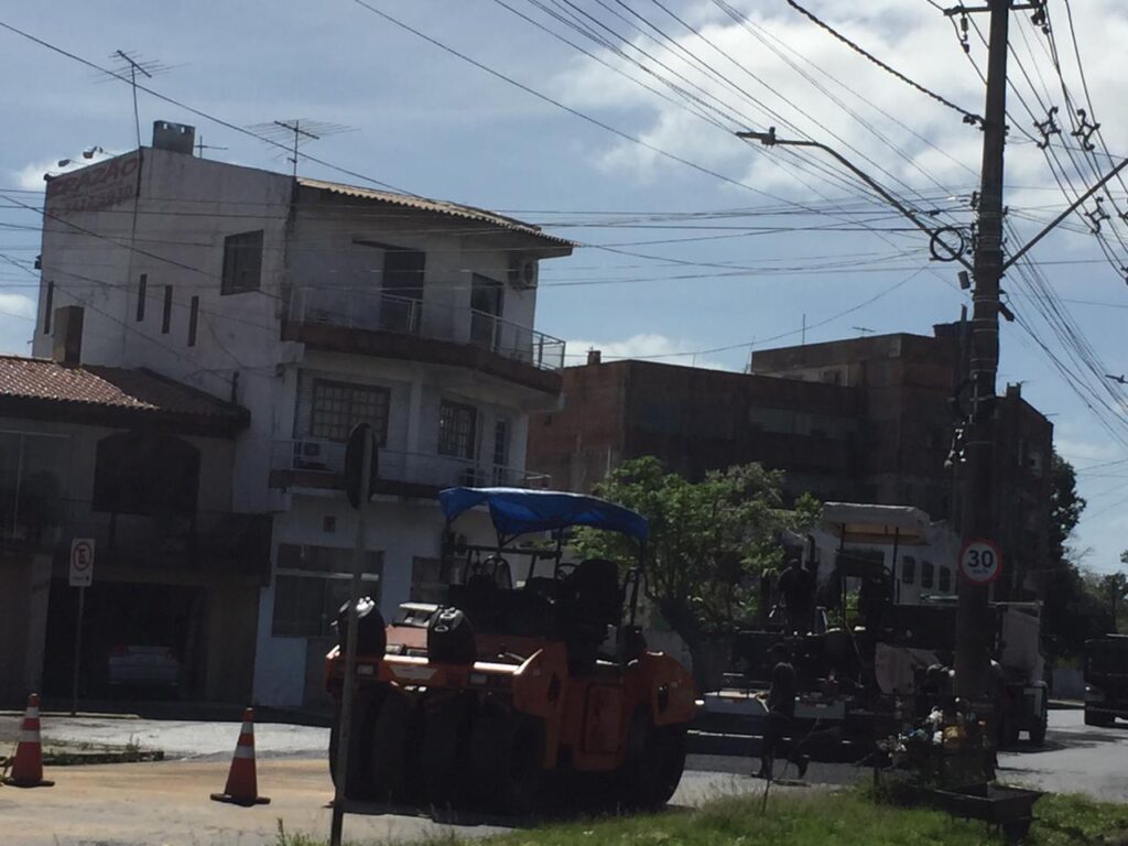 Empresa refaz asfalto na Eurípedes Brasil Milano