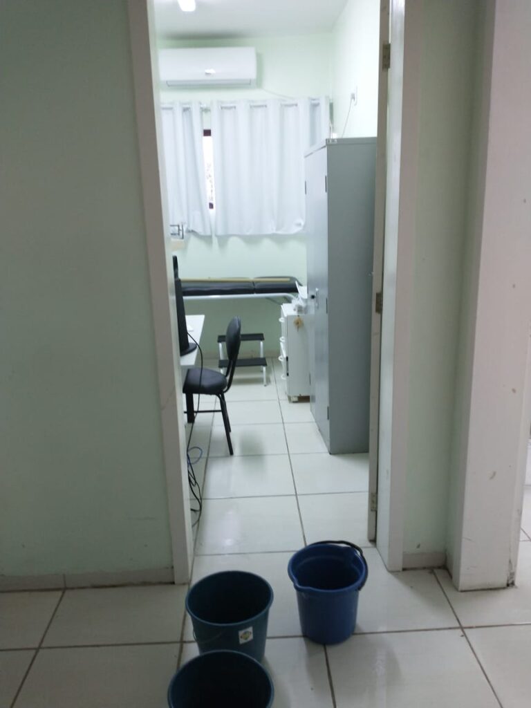 Prédio do postinho ficou com água por toda parte
