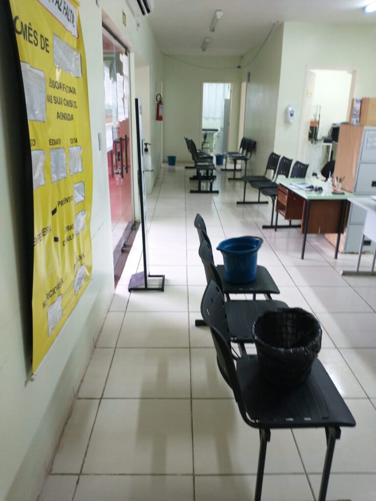 Servidores tentaram amenizar os alagamentos