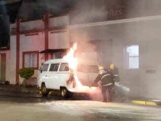 Kombi pega fogo e ação rápida dos Bombeiros evita destruição do veículo