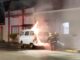 Kombi pega fogo e ação rápida dos Bombeiros evita destruição do veículo