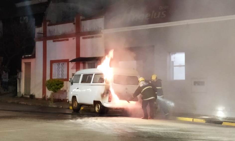 Kombi pega fogo e ação rápida dos Bombeiros evita destruição do veículo