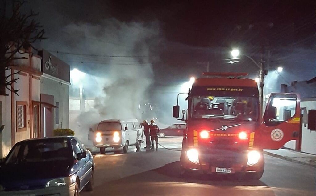 Kombi pega fogo e ação rápida dos Bombeiros evita destruição do veículo
