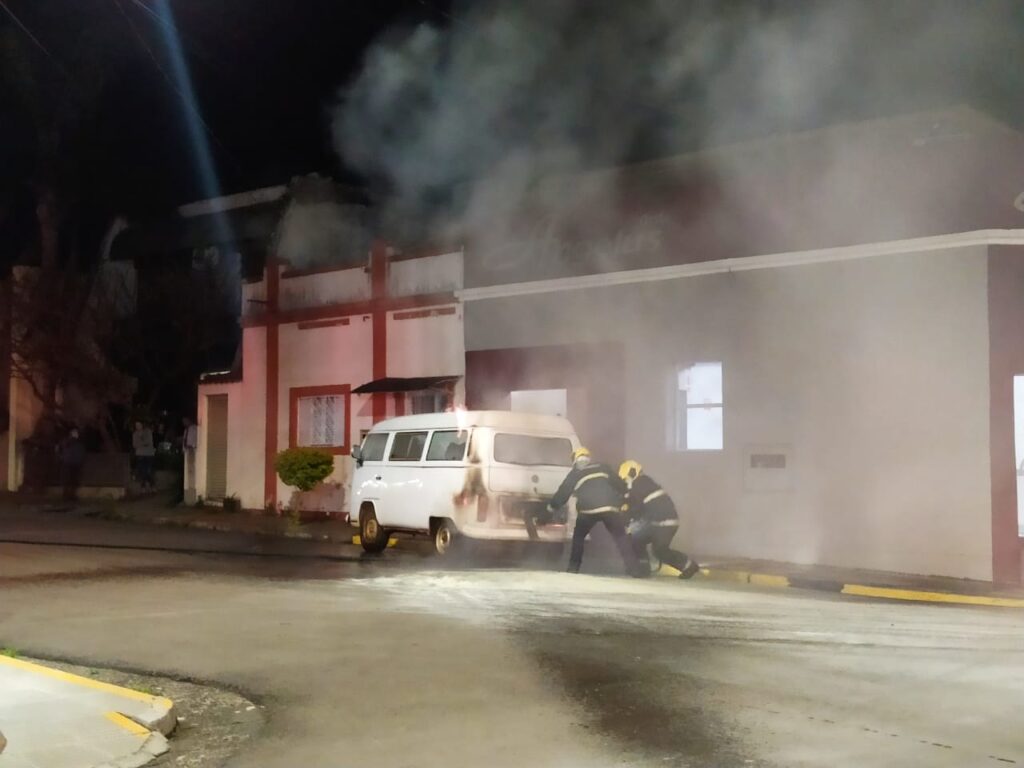 Kombi pega fogo e ação rápida dos Bombeiros evita destruição do veículo