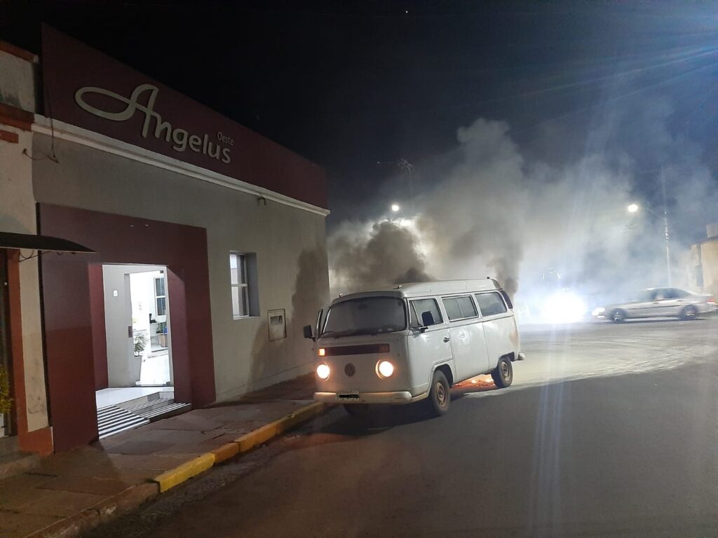 Kombi pega fogo e ação rápida dos Bombeiros evita destruição do veículo