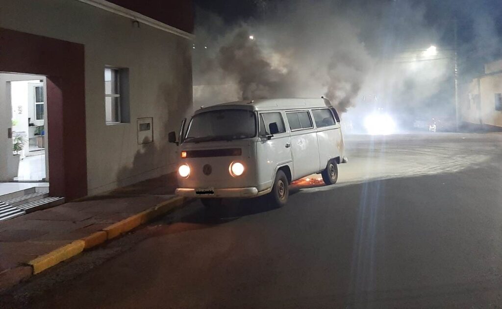 Kombi pega fogo e ação rápida dos Bombeiros evita destruição do veículo