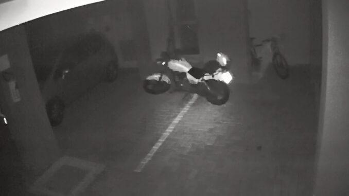 Vídeo: moto andando sozinha em estacionamento de Londrina viraliza Vídeo: moto andando sozinha em estacionamento de Londrina viraliza