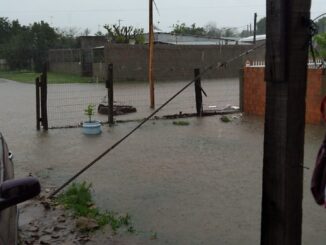 Muita chuva em pouco tempo provoca sérios alagamentos em bairros de cidade