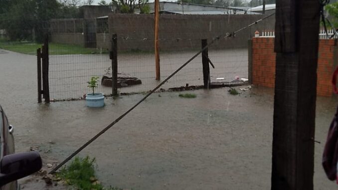 Muita chuva em pouco tempo provoca sérios alagamentos em bairros de cidade Muita chuva em pouco tempo provoca sérios alagamentos em bairros de cidade