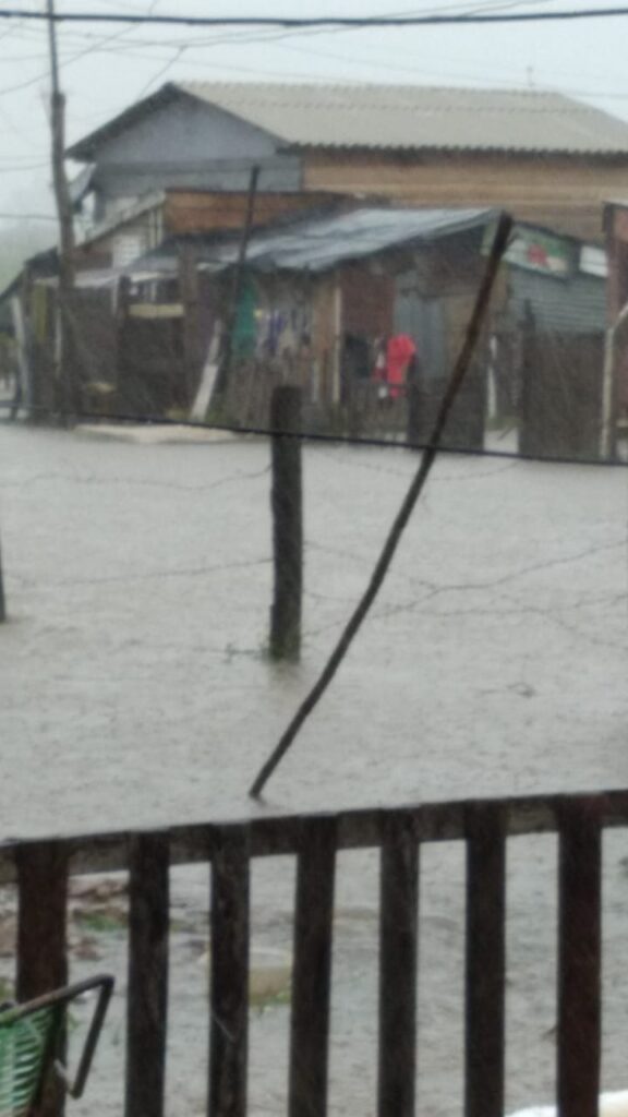 Muita chuva em pouco tempo provoca sérios alagamentos em bairros de cidade