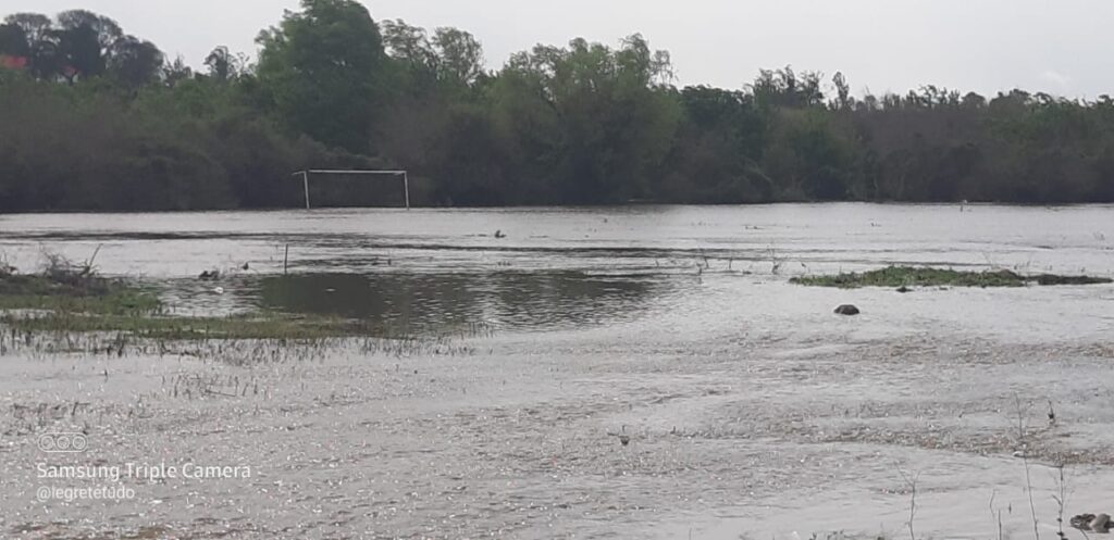 Muita chuva em pouco tempo provoca sérios alagamentos em bairros de cidade