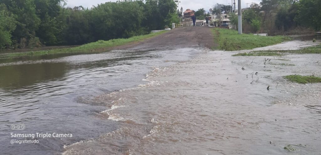 Muita chuva em pouco tempo provoca sérios alagamentos em bairros de cidade