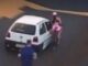 Mulher é assediada, cai da bicicleta e por pouco não é atropelada