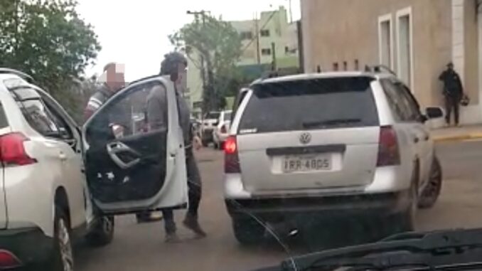 Mulher, vítima de agressão no trânsito, relata o incidente que viralizou nas redes sociais Mulher, vítima de agressão no trânsito, relata o incidente que viralizou nas redes sociais